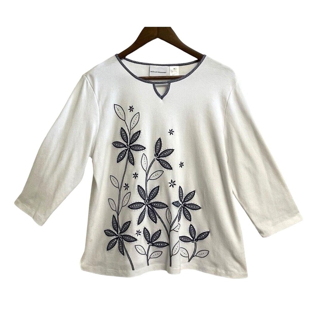 Alfred Dunner Top Medium Knit Silver Studs Embroidered 3/4 Sleeves White Blue